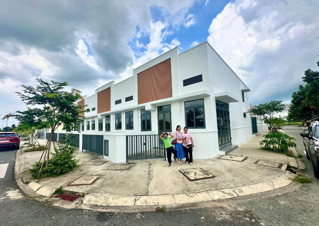 Khách hàng nhận nhà phố tại Phước Đông New City