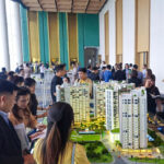 Khách hàng tham quan một dự án chung cư đang triển khai tại Long An