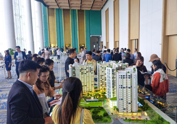 Khách hàng tham quan một dự án chung cư đang triển khai tại Long An