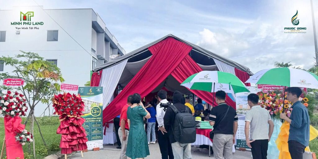 Khách hàng tham dự lễ mở bán nhà phố Phước Đông New City