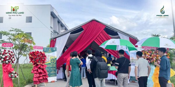 Khách hàng tham dự lễ mở bán nhà phố Phước Đông New City