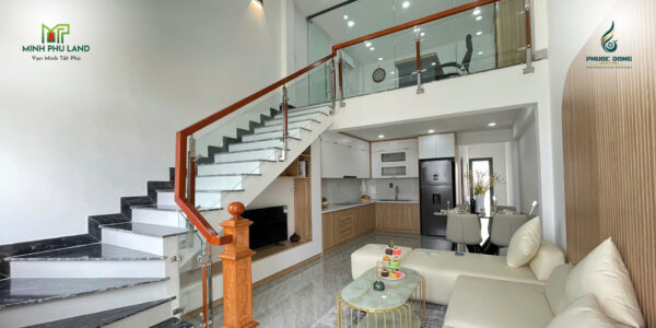Một số dãy nhà phố Phước Đông New City đang khẩn trương hoàn thiện ngay khi nhận bàn giao