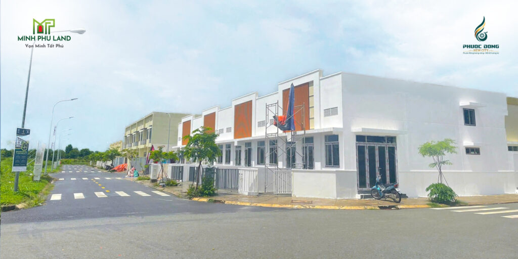 Một số dãy nhà phố Phước Đông New City đang khẩn trương hoàn thiện ngay khi nhận bàn giao