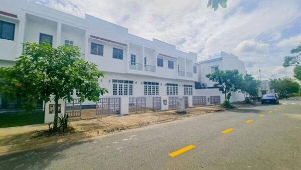 Dãy nhà phố đều đã có sổ hồng từng căn